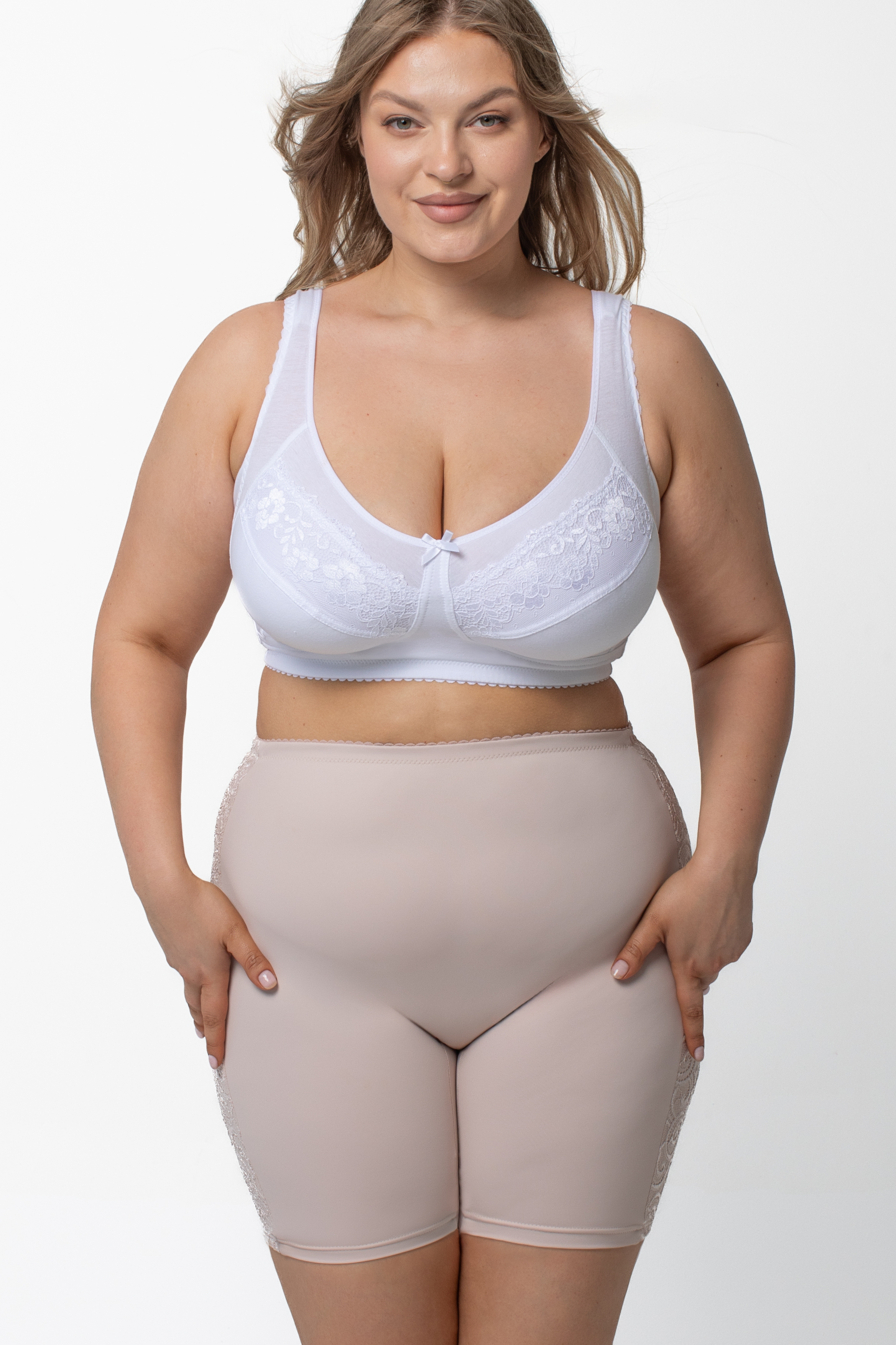 Szorty Grace z wysokim stanem i lekką kompresją w kolorze beżowym