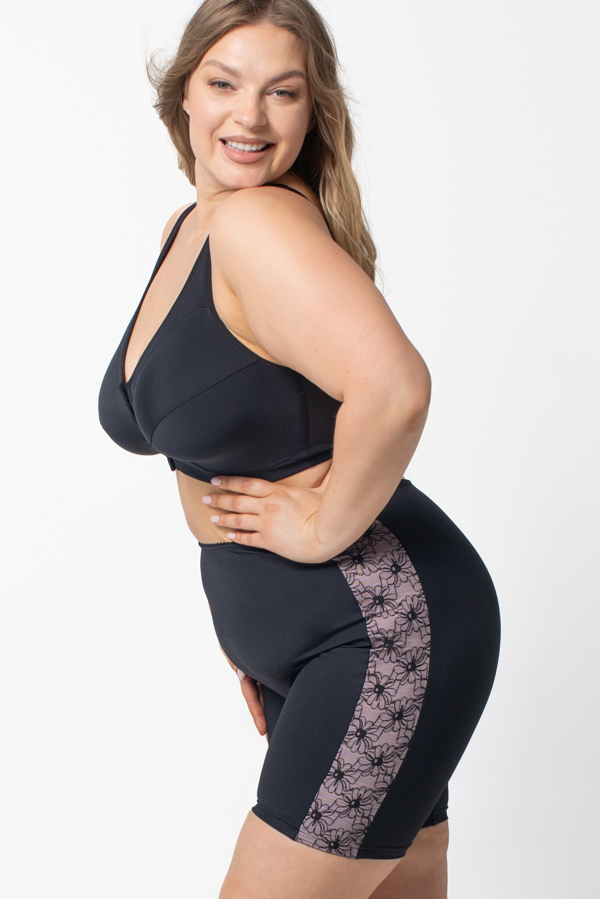 Szorty Grace z wysokim stanem i lekką kompresją w kolorze czarnym